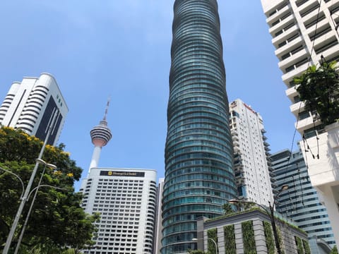 Property building, Nearby landmark, Restaurant/places to eat, Facade/entrance, Day, Neighbourhood, Photo of the whole room, City view, Swimming pool, Swimming pool