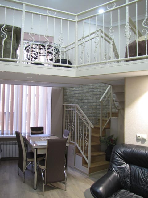 Kitchen or kitchenette, Living room, Decorative detail, Seating area, Dining area, Bedroom