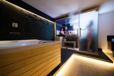 Hot Tub, Sauna, Spa and wellness centre/facilities, Spa and wellness centre/facilities, Decorative detail