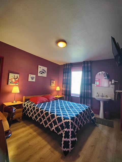 Bed, TV and multimedia, Photo of the whole room, Bedroom