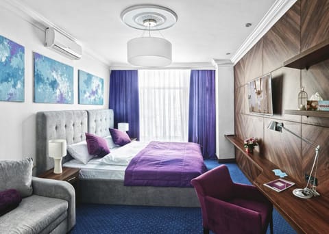 Bed, Day, Decorative detail, Bedroom, Landmark view, cot, Family