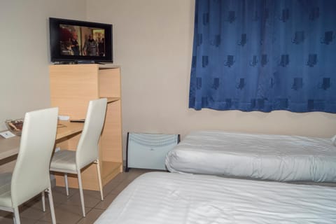 Bed, TV and multimedia, Seating area