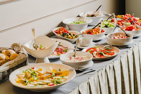 Food and drinks, Food, Breakfast, Continental breakfast, Buffet breakfast, Drinks