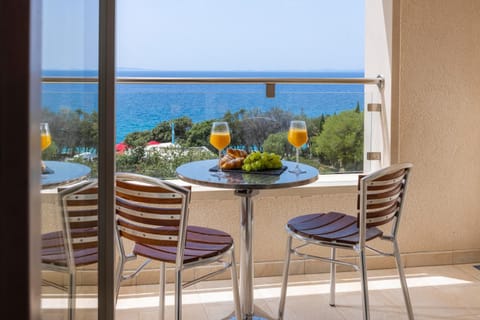 Day, Natural landscape, View (from property/room), Balcony/Terrace, Food and drinks, Seating area, Sea view, Drinks