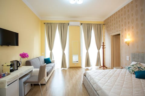 Shower, Nearby landmark, Restaurant/places to eat, Neighbourhood, Bathroom, Coffee/tea facilities, Balcony/Terrace, Photo of the whole room, Evening entertainment, Bedroom, Supermarket/grocery shop, Shopping Area