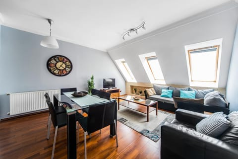 Bed, TV and multimedia, Living room, Seating area