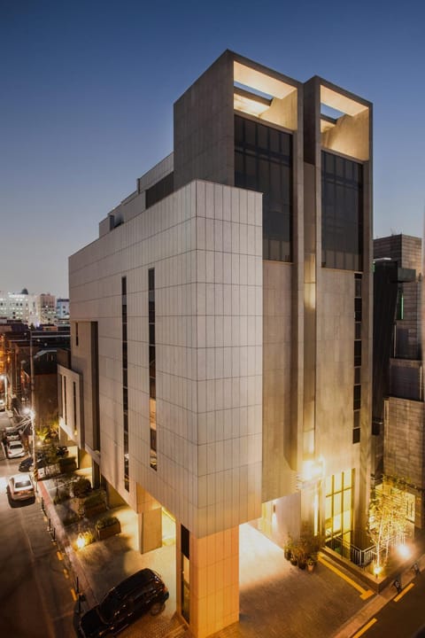 Facade/entrance