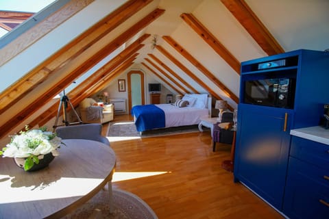 Property building, Kitchen or kitchenette, Photo of the whole room, Seating area, Dining area