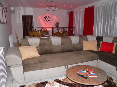 TV and multimedia, Living room, Seating area, Dining area