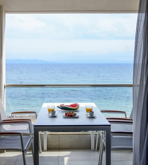 Day, Natural landscape, View (from property/room), Balcony/Terrace, Dining area, Sea view