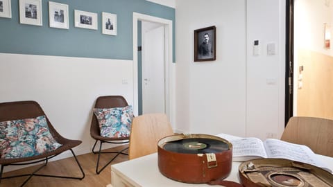 Seating area, Dining area