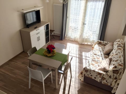 Day, Winter, TV and multimedia, Living room, Seating area, Dining area, On site