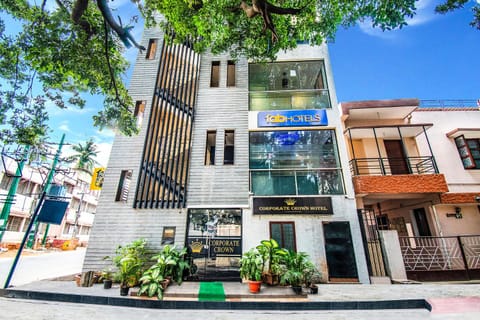 Facade/entrance, Business facilities