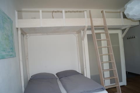Bedroom, bunk bed