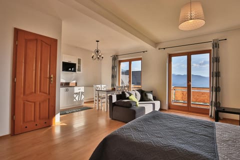 Bed, Balcony/Terrace, Kitchen or kitchenette, Photo of the whole room, Seating area, Dining area, Mountain view