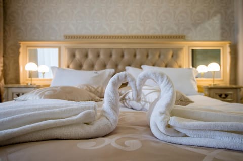 Bed, Photo of the whole room, City view