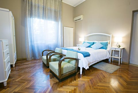 Photo of the whole room, Bedroom