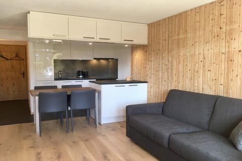 Kitchen or kitchenette, Seating area, Dining area