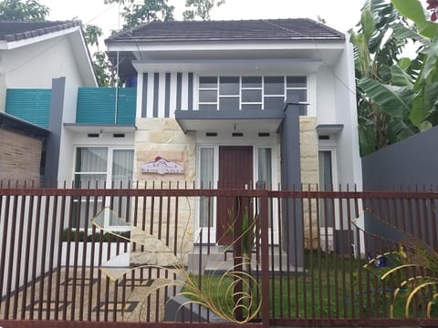 Property building, Facade/entrance, Day, Bird's eye view, Garden, View (from property/room), Other, Other, Decorative detail, On site, City view, City view, Garden view, Garden view, Mountain view, Area and facilities