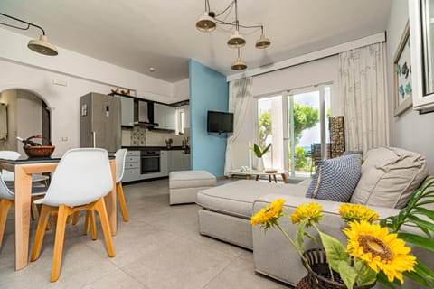 Living room, Seating area, Dining area, kitchen