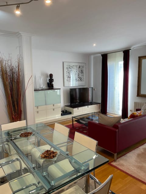 TV and multimedia, Seating area, Dining area