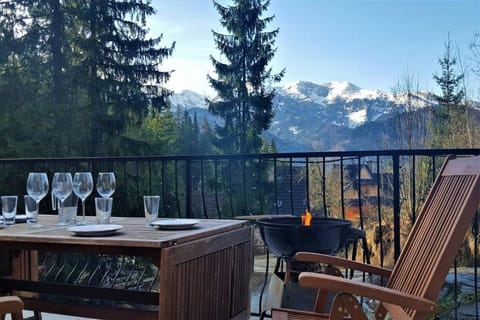 Day, Natural landscape, BBQ facilities, View (from property/room), Balcony/Terrace, Seating area, Mountain view