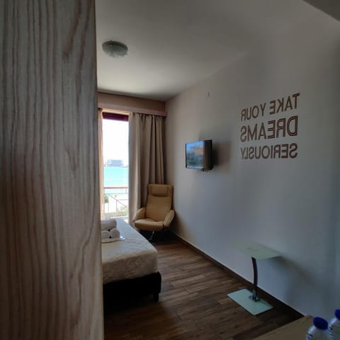 Photo of the whole room, Decorative detail