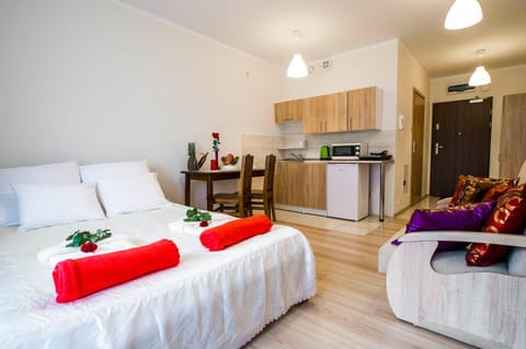 Bed, Coffee/tea facilities, Kitchen or kitchenette, Living room, Photo of the whole room, Bedroom