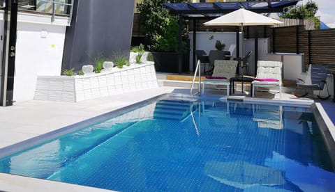 Day, Swimming pool, sunbed