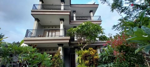 Property building, Spring, Day, Garden, View (from property/room), Balcony/Terrace, Garden view