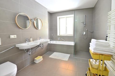 Shower, Toilet, Bathroom, Bath, towels