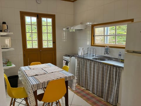 Kitchen or kitchenette, Dining area, stove