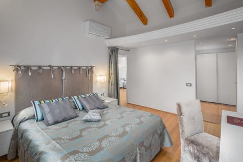 Bed, Photo of the whole room