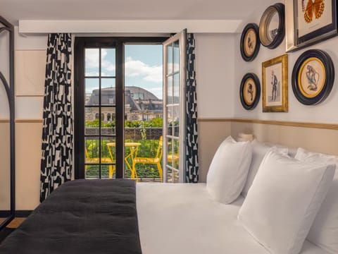 Bed, Photo of the whole room, Bedroom, City view