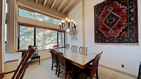 Comfortable 4 Bedroom Condo Apartment in Mammoth Lakes