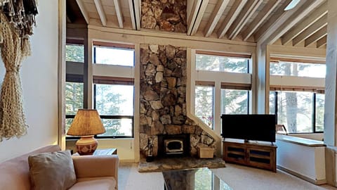 Comfortable 4 Bedroom Condo Apartment in Mammoth Lakes