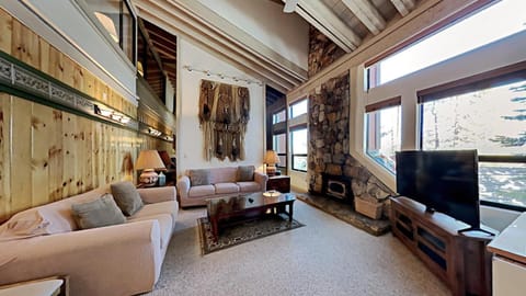 Comfortable 4 Bedroom Condo Apartment in Mammoth Lakes