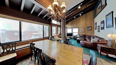 Beautifully Remodeled 4 Bedroom Condo Apartment in Mammoth Lakes