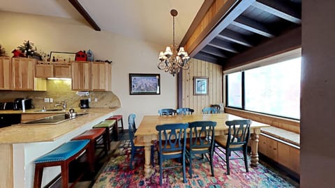 Beautifully Remodeled 4 Bedroom Condo Apartment in Mammoth Lakes