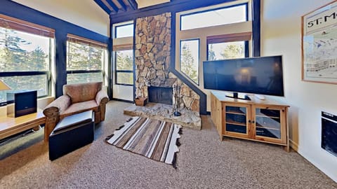 Beautiful 4 Bed Condo with Top Of The Hill Views! Apartment in Mammoth Lakes