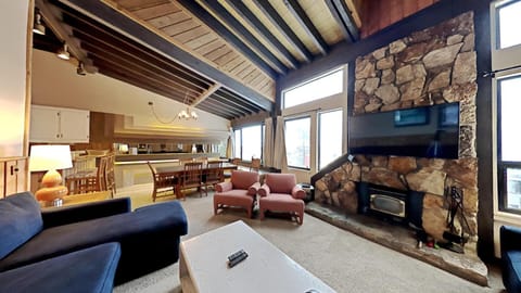 Cozy 4-Bedroom Home with Pool and Mountain View! Apartment in Mammoth Lakes