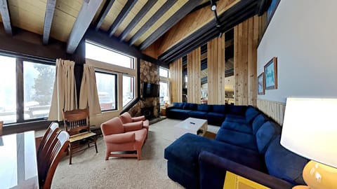 Cozy 4-Bedroom Home with Pool and Mountain View! Apartment in Mammoth Lakes