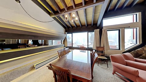 Cozy 4-Bedroom Home with Pool and Mountain View! Apartment in Mammoth Lakes