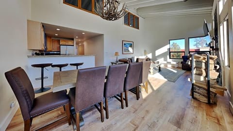 Large Spacious Upgraded 4 Bedroom Condo Apartment in Mammoth Lakes