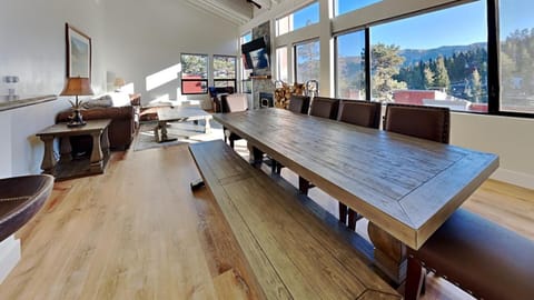 Large Spacious Upgraded 4 Bedroom Condo Apartment in Mammoth Lakes