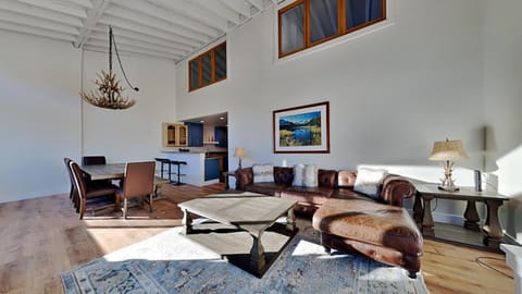 Large Spacious Upgraded 4 Bedroom Condo Apartment in Mammoth Lakes