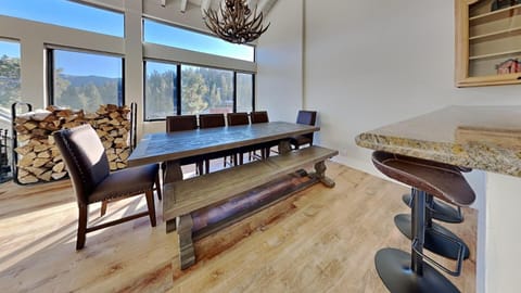 Large Spacious Upgraded 4 Bedroom Condo Apartment in Mammoth Lakes