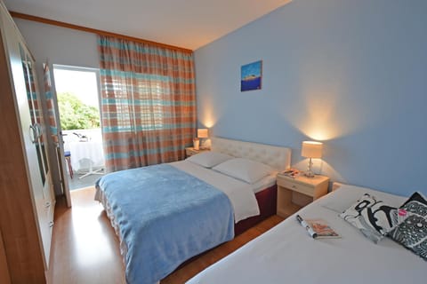 Spring, Bed, Day, Summer, Photo of the whole room, Decorative detail, Bedroom, Autumn, Seasons, Time of day