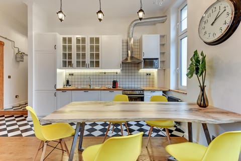 Kitchen or kitchenette, Seating area, Dining area