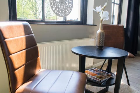 Photo of the whole room, Decorative detail